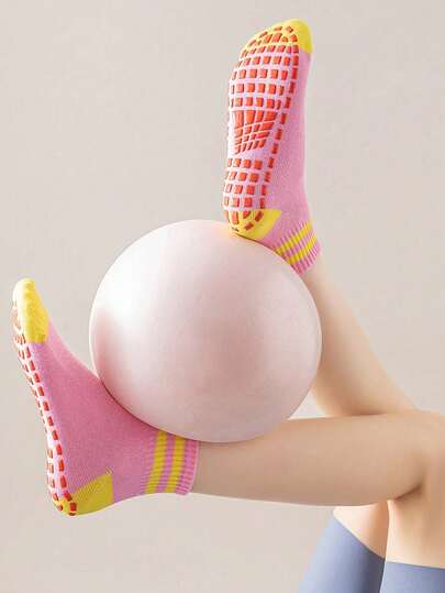 Vớ tập yoga nữ chống trượt, phối màu, có đế chống trượt, thích hợp cho trampoline, Pilates, Barre, đạp xe trong nhà, phòng tập gym. Các chấm lưới giúp bám chắc tối đa trên thảm và máy tập Reformer.
