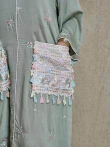 2026新款斋月传统优雅刺绣长袍，带口袋、彩色流苏和甜美V领 - 綠色 - 查看 5