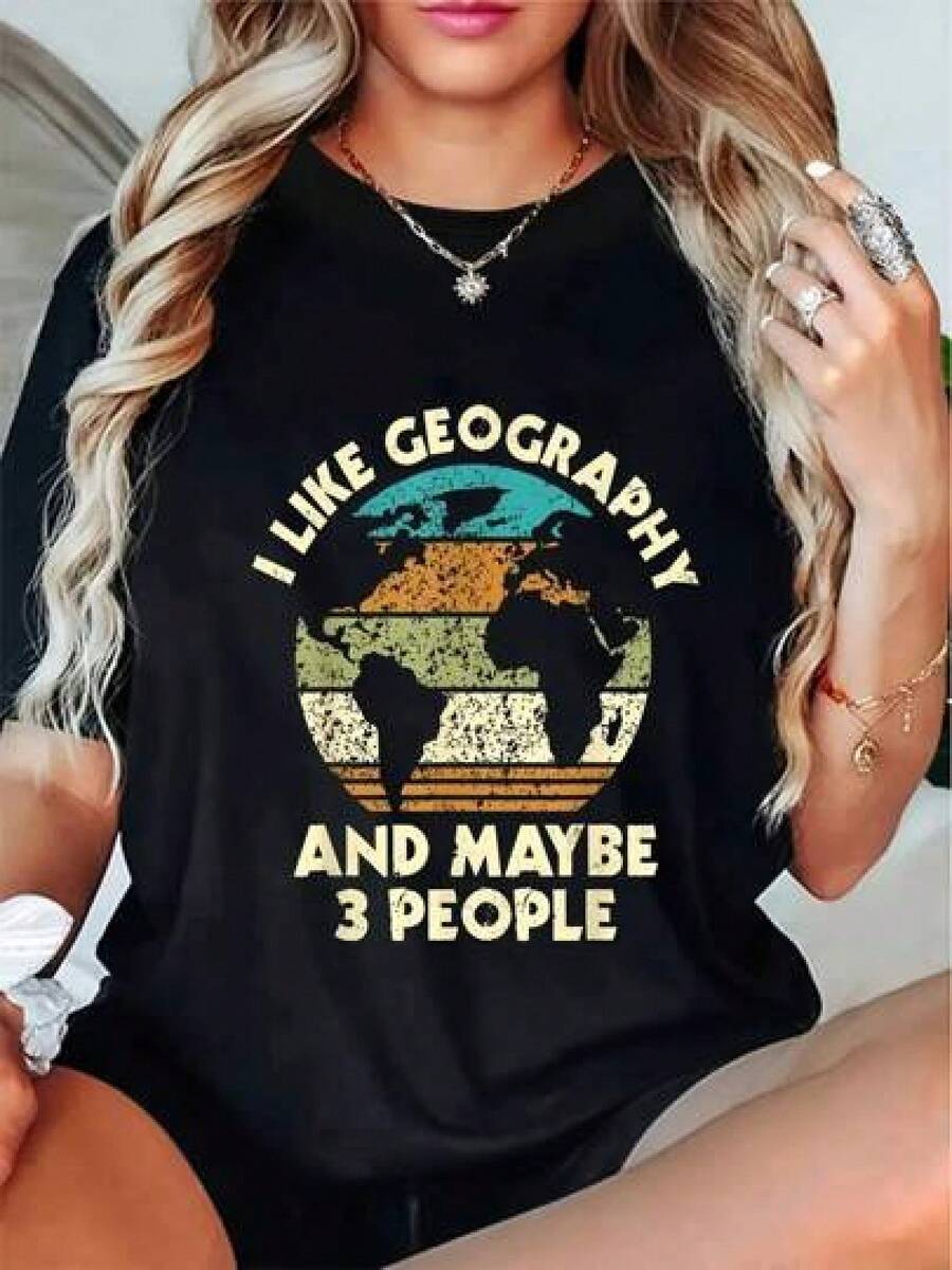 Camiseta para entusiastas de la geografía femenina - Diseño de mapa " Me encanta la geografía, tal vez 3 personas " , camiseta casual de manga corta, patrón de mapa del mundo negro y colorido, perfecta para geógrafos y entusiastas de los viajes, ropa de viaje |   Diseño de Mapa Mundial |   Ajuste cómodo - Negro - Ver 1