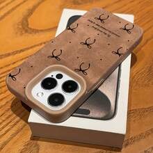1个卡其色绒面革蝴蝶结波点英文图案极简复古手机壳，兼容 16/15/14/13/12/11系列 - 卡其色 - 查看 6