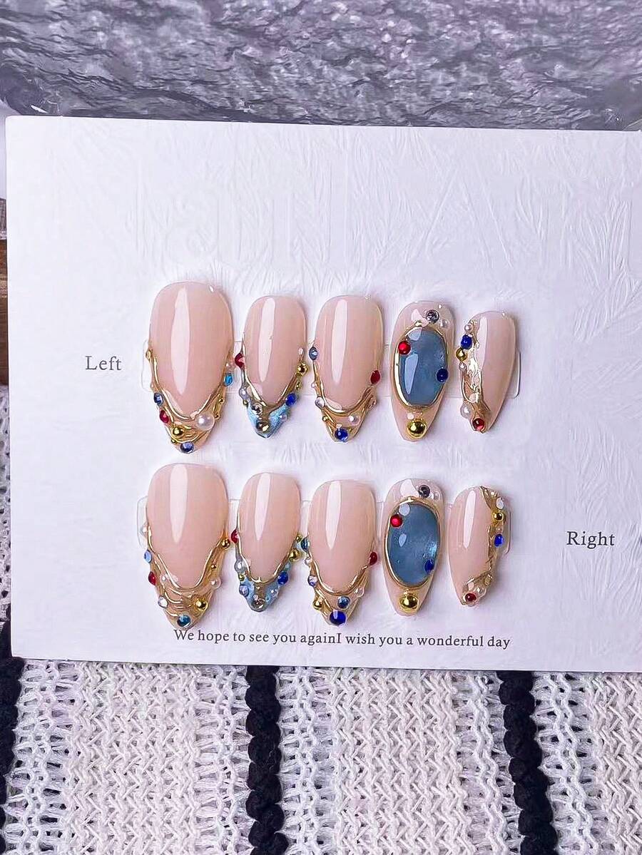 10片手工杏仁形蓝猫眼金线美甲贴纸。这些手工美甲贴纸采用不对称手绘金色法式线条、手绘蓝色猫眼图案和鲜艳的多巴胺色水钻。美甲用品 手工按压式美甲贴片 - 彩色 - 查看 1