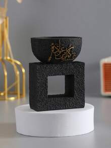 Chiếc lư hương bằng nhựa thời trang và tinh tế này được trang trí bằng thư pháp Ả Rập. Nó có thể được sử dụng như một lư hương dùng trong tháng Ramadan, một vật dụng đốt hương tiện dụng, một máy khuếch tán hương thơm, và một vật trang trí bàn làm việc trang nhã trong tháng Ramadan. - Nhiều màu - Xem 11