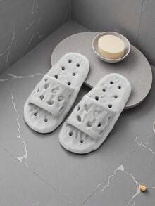 防滑、防臭莲花图案人字拖，EVA材质，镂空情侣凉鞋。防滑鞋底采用纹理设计，防止滑倒。透气鞋面采用穿孔设计，防止积水并确保快速干燥。柔软鞋面为鞋底提供缓冲。