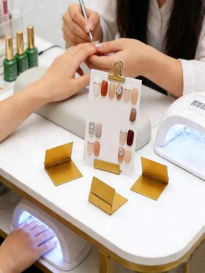 1 giá đỡ trưng bày sơn móng tay hình chữ L bằng kim loại, đế kẹp khe dọc, giá đựng ảnh/thẻ ảnh gia đình, giá đựng thẻ tên và bảng tên đám cưới, giá đựng thẻ móng giả.