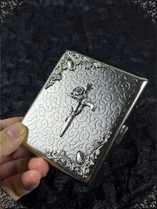 Porta-cigarros vintage feito à mão | Caixa de cigarros gótica em metal | Design original com cruz de rosas e renda de pérolas artificiais, Rose Knight | Capacidade para 20 cigarros padrão, confortável de segurar | Durável e requintada | Ideal como presente para amigos e familiares ou para uso pessoal | Presente de alta qualidade para namorado/parceiro - Prata - Ver 6