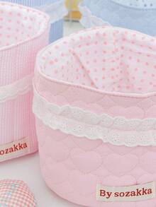 1个精美浅蓝色3D蕾丝收纳篮，非常适合桌面收纳，可存放口红、化妆刷和护肤品等。它既是桌面装饰品，也是化妆品收纳盒、便携式野餐篮、情人节礼物和浴室收纳用品。 - 彩色 - 查看 6