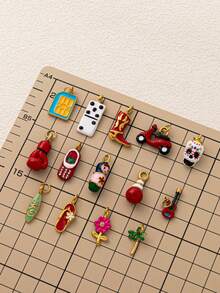 1 chiếc mặt dây chuyền hình hoạt hình bằng thép không gỉ thời trang, mô phỏng cuộc sống thường ngày: điện thoại di động, xe điện, ủng, búp bê, đàn guitar, găng tay đấm bốc, hoa. Được làm từ vàng 18K mạ chân không, thích hợp để tự làm trang sức, vòng cổ, vòng tay, bông tai, móc khóa, phụ kiện túi xách, phụ kiện trang sức nữ, phụ kiện ví, mặt dây chuyền thép không gỉ, phụ kiện DIY. - Nhiều màu - Xem 1