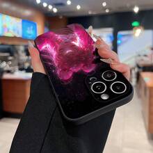 Chica anime de pelo rosa abrazando a un gato blanco y esponjoso. Esta elegante funda es compatible con los modelos  17, 16, 15, 14 Pro Max, 13, 12, 11, XR y XS Plus. Fabricada en silicona TPU, ofrece protección contra golpes y caídas, además de una sensación superior. Es un regalo ideal para familiares, amigos y seres queridos, y una opción perfecta para Año Nuevo. - Negro - Ver 2