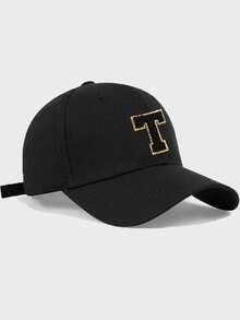 Ta unisexowa czapka baseballowa ozdobiona jest 26 haftowanymi wzorami liter i złotym wykończeniem. Posiada regulowany daszek, dzięki czemu nadaje się do aktywności na świeżym powietrzu. Niezależnie od tego, czy podróżujesz przez cały rok, czy wychodzisz na miasto, to idealny wybór.