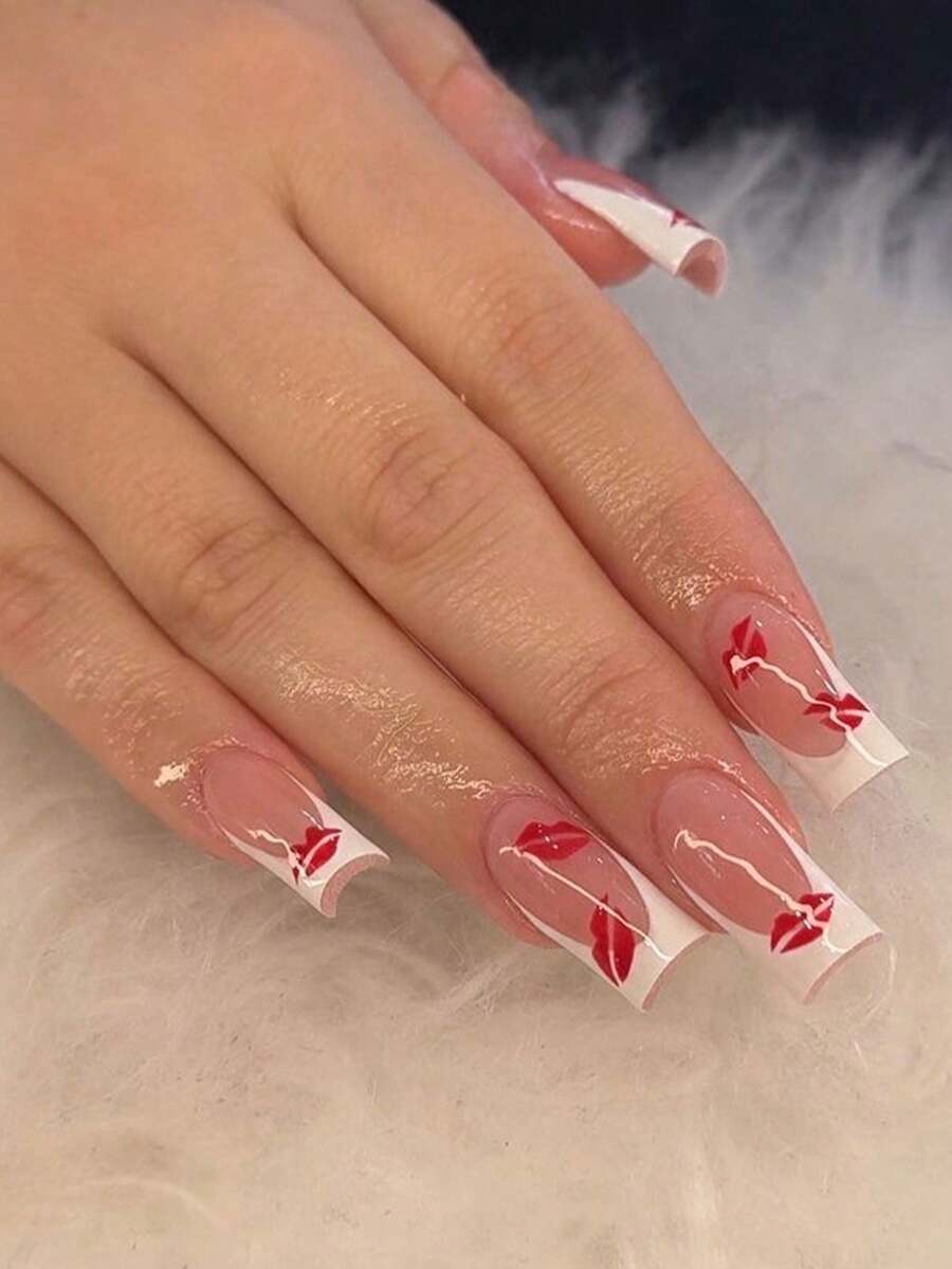 24片白色法式美甲贴纸，红色唇印图案，白色蝴蝶结设计，长款亚克力材质，完美贴合假指甲。套装包含：1片果冻胶和1把指甲锉。非常适合情人节美甲，让您的指尖闪耀动人，也适合女性日常工作和派对场合。美甲用品