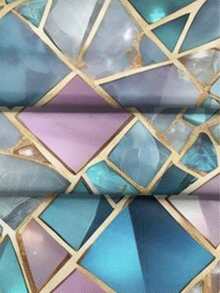 Two Eye-Catching Men's Art Exhibition Set Featuring A Pink, Blue, And Gold Crystal-Patterned Woven Fabric With A Glass-Like Texture, Perfect For Summer. Also Includes Short-Sleeved Beach Shorts And A Pink, Blue, And Gold Glass-Patterned Design. - 彩色 - 查看 7