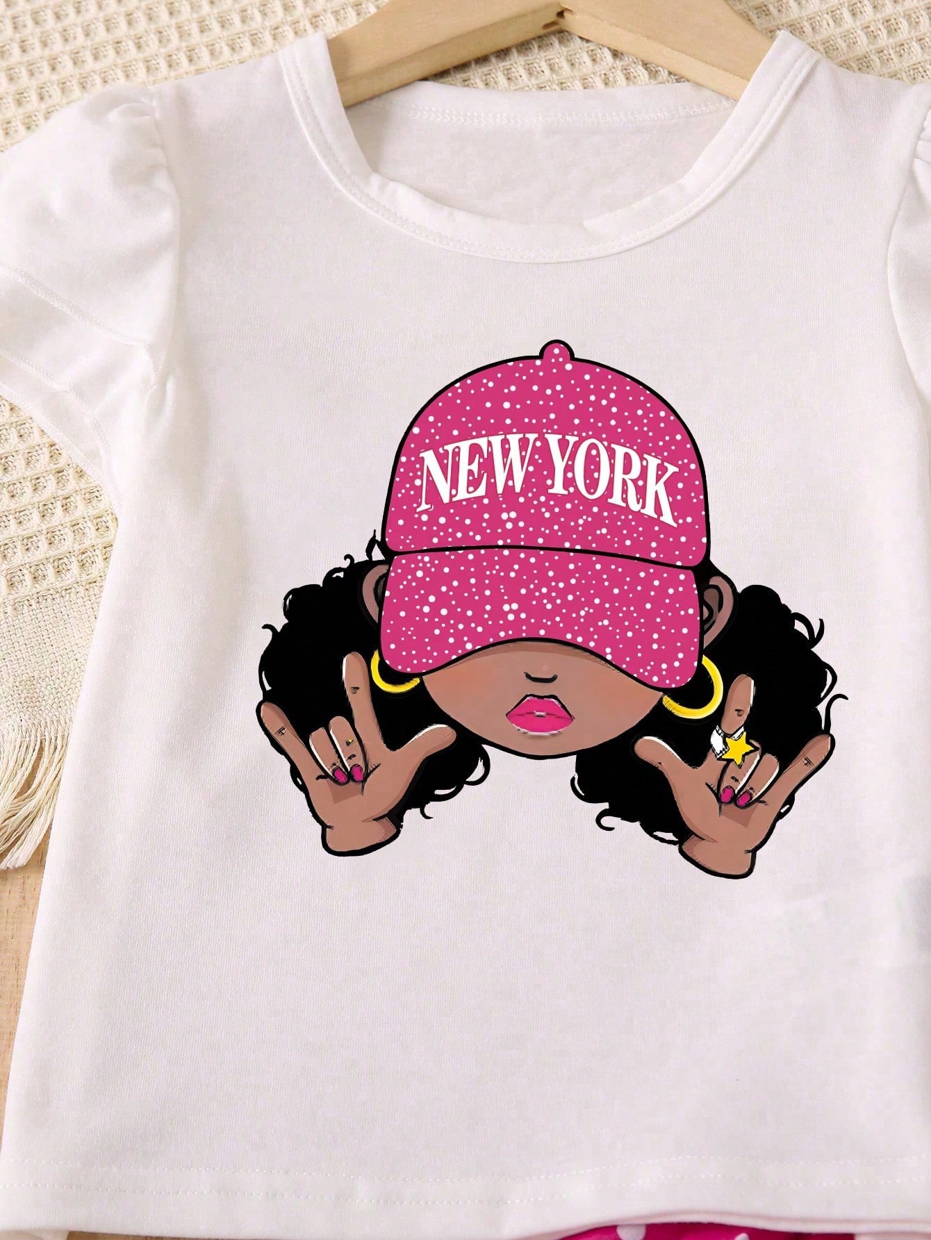 طقم تي شيرت بطباعة شخصية كرتونية وبنطلون بقصة واسع...