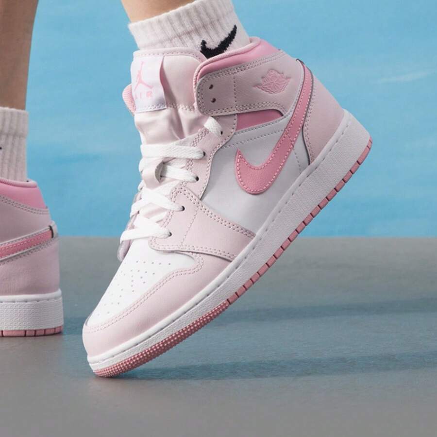 Nike 青少年款 Air Jordan 1 Mid 篮球鞋 - 白色/粉紅色 - 查看 1