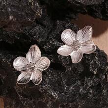 1pc Vintage French Minimalist Design Stainless Steel Gold Tone 3D Flower Stud Earrings, Elegant High-End Quality, Great For Mother's Day Gift Or Party Occasions - Silver - View 3