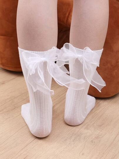 1双女童白色罗纹过膝袜，带蝴蝶结装饰，百搭日常穿搭风格，适合春夏休闲外出穿着