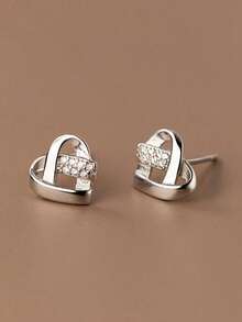 一对S925纯银心形耳环 - 韩式风格，独特设计。适合女性佩戴，日常佩戴的理想之选，也是送给女友、母亲和姐妹的完美礼物。
