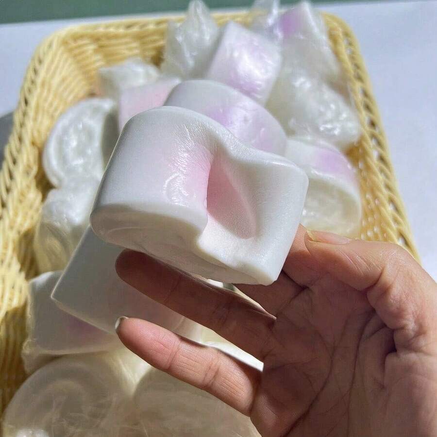 爆款软胶手捏牛奶面包玩具，创意慢回弹减压神器，亲肤柔软弹力逼真食物捏捏乐玩具，贴心小礼物，成人办公减压神器，软胶减压玩具，创意节日礼物逼真面包玩具，成人休闲减压神器，实用小礼物