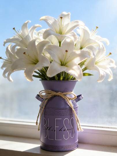 这款复古风格的牛奶罐花瓶采用浅紫色金属制成，适合插放铃兰等鲜花，可以与复古书籍一起摆放在深色木质书架上，浅紫色调既能中和空间的沉重感，又能呼应古典氛围。