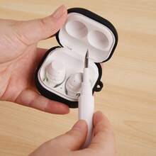 DO AS YOU WISH غطاء سيليكون + فرشاة تنظيف مناسبة ل- Galaxy Buds Live/Buds Pro/Buds 2/Buds2 Pro/Buds FE 5 موديلات، مع خطاف للتعليق، مادة السيليكون الناعمة توفر قبضة مريحة، غطاء واقي بلون صلب جميل - الأسود - مشاهدة 3