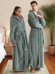 一套纯色连帽柔软抓绒浴袍 - 加厚保暖长款家居服套装，配有可调节腰带和深侧袋。极其保暖舒适，适合居家休闲、温馨的电视之夜、外出办事和寒冷天气散步。男女皆宜的情侣御寒睡衣。 - 彩色 - 查看 10