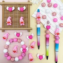 25/32颗情人节小矮人爱心系列硅胶珠套装 - 粉色小矮人爱心翅膀设计 - 多种颜色和图案 | 可爱图案 | 光滑珠子 - 非常适合DIY制作钥匙扣、项链、手链、装饰笔、珠宝和吊坠 - 情人节礼物，情侣礼物 - 情人節矮人愛心 - 查看 10