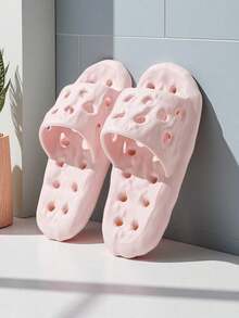 防滑、防臭莲花图案人字拖，EVA材质，镂空情侣凉鞋。防滑鞋底采用纹理设计，防止滑倒。透气鞋面采用穿孔设计，防止积水并确保快速干燥。柔软鞋面为鞋底提供缓冲。