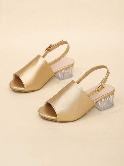 这款最新款夏季儿童金色亮面透明露趾后跟绑带凉鞋，款式百搭，是日常出行、商场购物和夏季度假的绝佳选择。它能轻松搭配各种服饰，打造舒适休闲的造型。