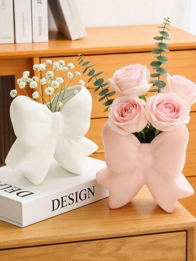 1个甜美蝴蝶结装饰花瓶（白色和粉色） - 纹理蝴蝶结设计，非常适合摆放在客厅架子、梳妆台和咖啡桌上。可插放人造花束，增添迷人温馨的氛围，是打造时尚室内装饰的流行别致家居饰品。