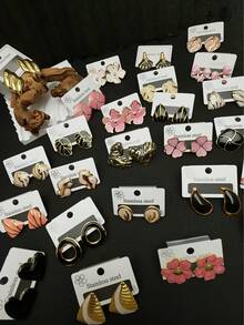 24对（随机发货）304不锈钢花朵/蚀刻叶子圆形水滴耳环。适合作为生日或情人节礼物。男女皆宜，日常佩戴。