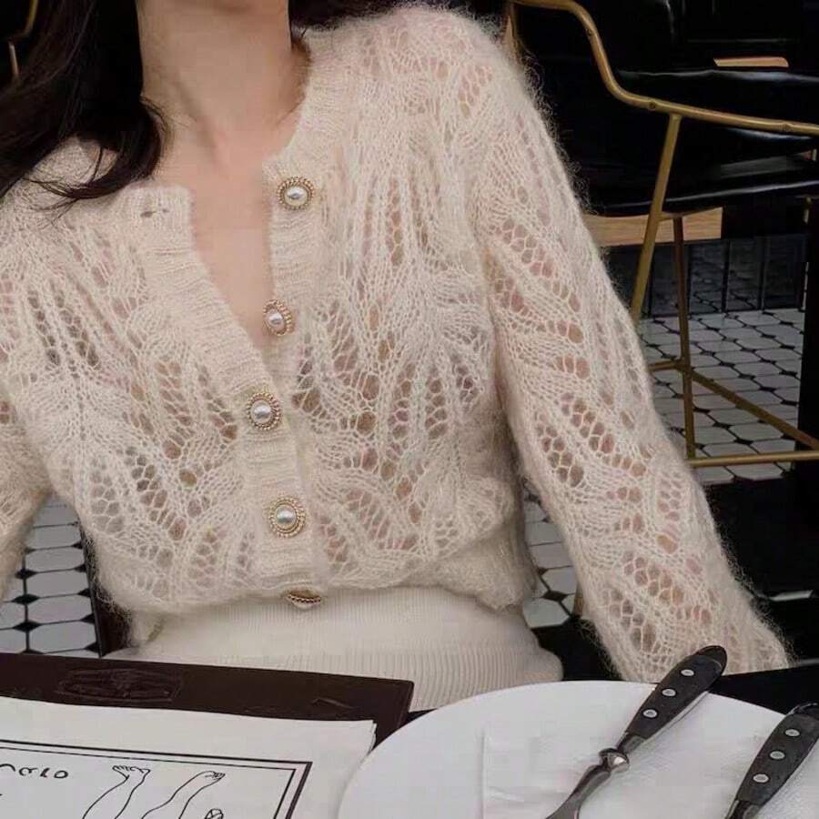 Áo khoác cardigan màu kem thanh lịch mới, kiểu dáng khoét rỗng - Áo khoác ngắn tay dài cài khuy ngọc trai - Phong cách Ins cơ bản, chất liệu vải dệt kim màu trơn, cài khuy phía trước, kiểu dáng dệt kim gân sọc, thích hợp cho mùa xuân và mùa thu. - Kem - Xem 1