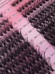 Este set incluye 600 piezas de pestañas postizas en racimo con forma de D, con un tutorial para principiantes incluido. Las pestañas postizas DIY segmentadas, densas y rizadas pueden agrandar los ojos, se sienten ligeras y cómodas, son reutilizables y tienen un diseño de pieza única de gran capacidad. La mezcla de pestañas suaves y naturales crea un efecto de maquillaje ocular estereoscópico 3D. Adecuado para DIY en casa, viajes, uso diario, así como para fiestas de noche, bodas y otras ocasiones. - Multicolor - Ver 8