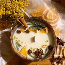 1-2个椰子碗造型香氛蜡烛，两种香型可选（肉桂橙皮/柏树蔓越莓），采用天然大豆蜡制成，无烟且持久留香。