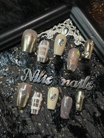 10 st. korta akrylnagelkit med kista, champagne- och aprikos- och rosa naglar, champagne tie-dye, 3D stereo diamant nageltillbehör dekoration, handritat krompulver hjärta och vit geometrisk mönsterdesign, söt flickors Y2K-stil bärbara nagelkonst set, lämplig för kvinnor och flickor för festivaler, vardagsliv, sammankomster, fester och andra tillfällen (inklusive: en bit gelélim och en friktionsremsa) nageltillbehör