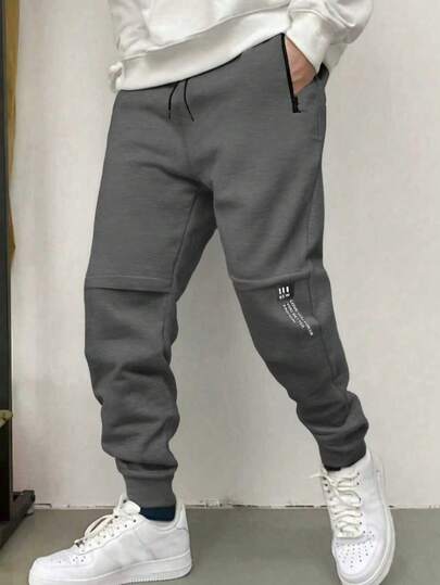 这款简约时尚的男士长裤适合日常休闲穿着和运动。宽松的裤腿采用针织面料，亲肤舒适，弹性极佳。它是送给男友、丈夫或家人的绝佳礼物，完美诠释了极简主义时尚美学。男士抽绳腰带加厚简约长裤，适合秋冬季节穿着。