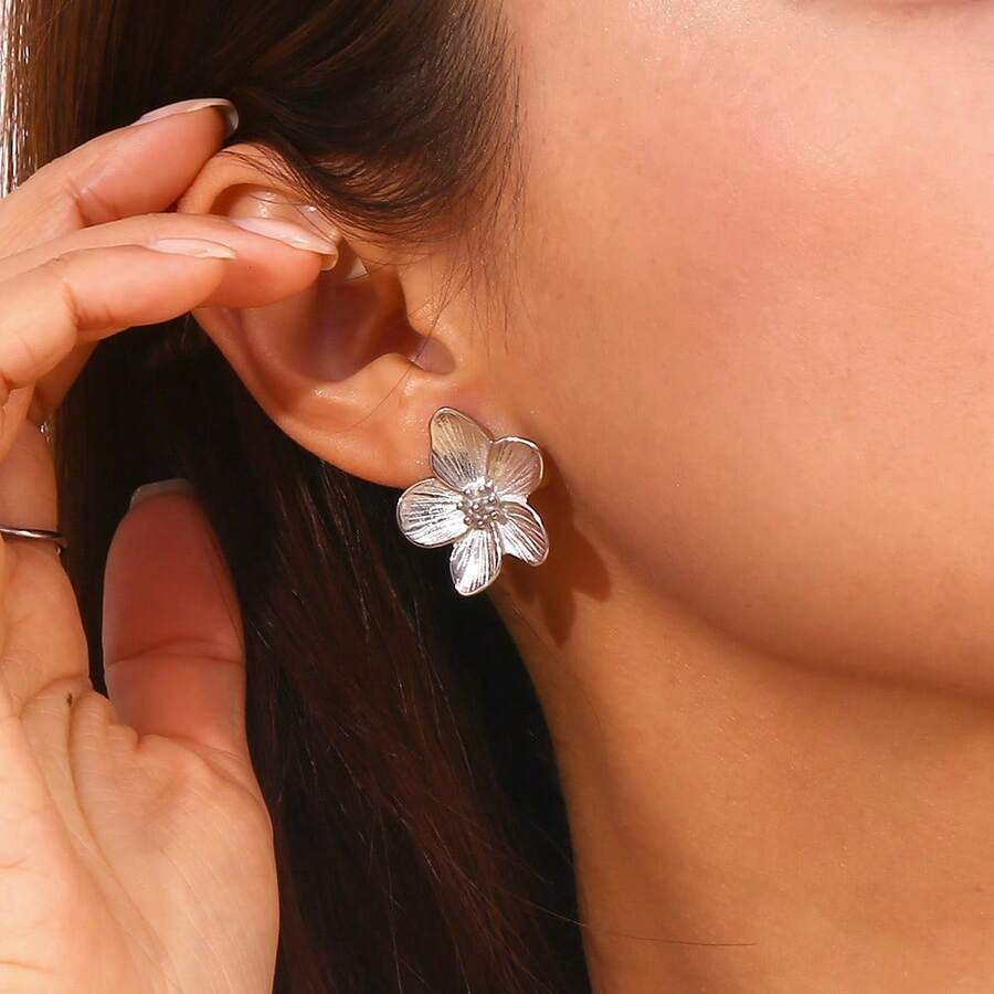 1pc Vintage French Minimalist Design Stainless Steel Gold Tone 3D Flower Stud Earrings, Elegant High-End Quality, Great For Mother's Day Gift Or Party Occasions - Silver - View 1