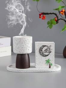 一套精美的中东风格香炉套装，饰以阿拉伯书法，这款多功能作品可用作时尚的家居装饰品、香薰机、斋月香炉以及斋月期间优雅的桌面摆件。