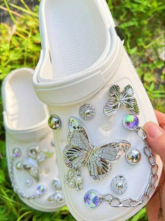 16 piezas Accesorios de zapatos de jardín DIY con cadena de cristales de mariposa 3D plateada, botones decorativos desmontables adecuados para zapatos de playa, zapatos huecos, regalos de vacaciones, para todas las estaciones