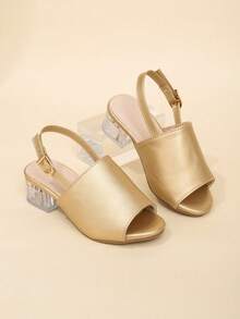 这款最新款夏季儿童金色亮面透明露趾后跟绑带凉鞋，款式百搭，是日常出行、商场购物和夏季度假的绝佳选择。它能轻松搭配各种服饰，打造舒适休闲的造型。