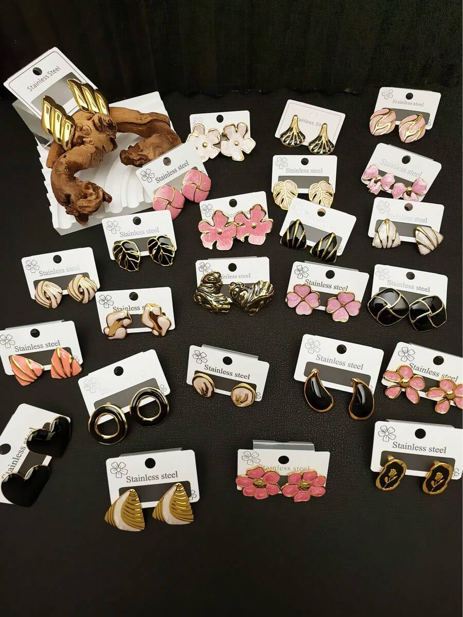 24对（随机发货）304不锈钢花朵/蚀刻叶子圆形水滴耳环。适合作为生日或情人节礼物。男女皆宜，日常佩戴。