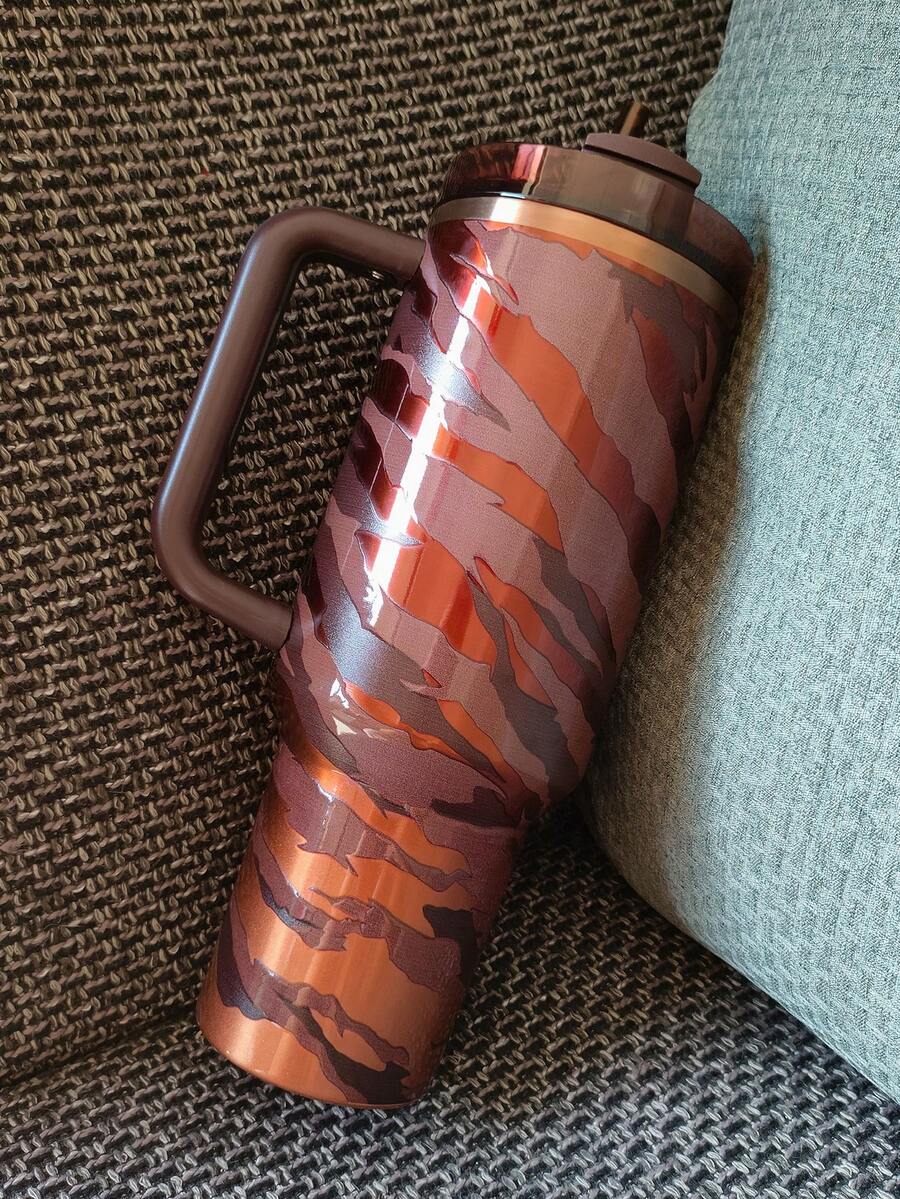 STANLEYo Unleash The Tygers Limited Edition QUENCHERs H2.0 With Straw Tumbler. Show Your Unique Wild Charm. Double-Wall Vacuum Insulation. Textured Comfort-Grip Handle. It's Very Suitable As A Gift. Can Be Used For Outdoor Sports, Heat Preservation Time Cold And Hot Water. Can Be Insulated, Exquisite Workmanship, Frozen Drinks, Beautiful Appearance, 40oz(1183ml) - Họa tiết da báo - Xem 1