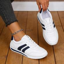 2026 Fall New Women's Casual Sneakers. Plastic Upper With Simple Striped Design. Classic Laces For Easy On And Off. Lightweight And Soft Sole For Comfortable Walking. Perfect For Everyday Strolls And Shopping. Durable And Easy To Care For. Perfect With All Kinds Of Casual Pants. Basic Style For Versatile And Practical Use.Must-Have Outfits For Valentine's Day - 寶藍色 - 查看 2