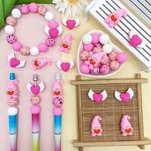 25/32颗情人节小矮人爱心系列硅胶珠套装 - 粉色小矮人爱心翅膀设计 - 多种颜色和图案 | 可爱图案 | 光滑珠子 - 非常适合DIY制作钥匙扣、项链、手链、装饰笔、珠宝和吊坠 - 情人节礼物，情侣礼物 - 情人節矮人愛心 - 查看 11