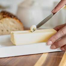 Ready Butter - Cuchillo 3 en 1, acero inoxidable dentado con agujeros en la hoja, esparcidor de mantequilla fría, rizador y micro rallador, apto para lavaplatos - 1 - Ver 7