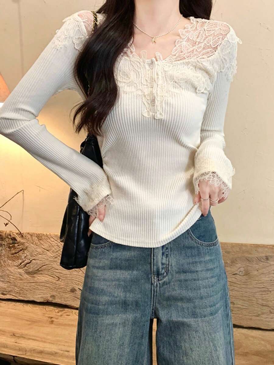 蕾丝拼接V领长袖上衣，2026春季新款女士褶皱腰部修身温柔风格打底衫