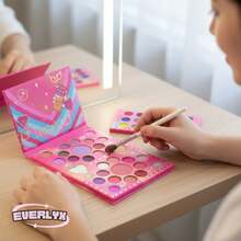 EverlyX Kevin & Coco Me And Girls Club Palette - Y2K-Inspired Eyeshadows - Pink, Lilac, And Shimmer Shades With A Soft Texture And High Pigmentation - Illustrated Design And Luminous Finish - ✅ Shipping To Spain In 24/48 Hours - 96 Color - View 3