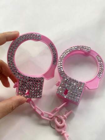 En rosa plasthandboja prydd med diamanter, Accessoarer, Sminkrekvisita, Kostymrekvisita, Rollspelsrekvisita, Scenrekvisita, Parspelsrekvisita, Fångrekvisita, Matchande rekvisita, Rekvisita för föreställningar, Festivalrekvisita, Bärbar, Innovativ