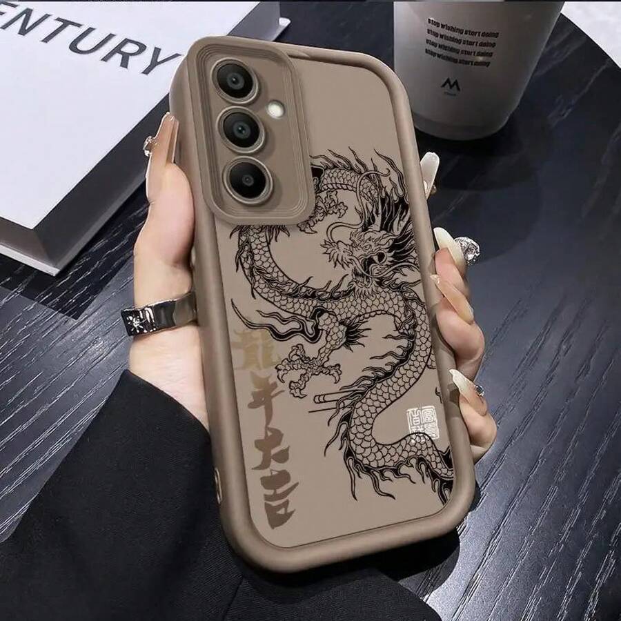 Stylish Dragon Totem Couple Phone Case For Samsung Galaxy A56, A55, A54, A36, A16, A35, A34, A52, A15, A05S, A25, A33, A26, A53, A51, A71, A52, A14, A13 4G/5G - Premium Luxury Angel Lens Full Coverage Anti-Drop Soft Shell With Gradient Design,Suitable For IPhone17 Air - Màu Đỏ Sâu - Xem 1