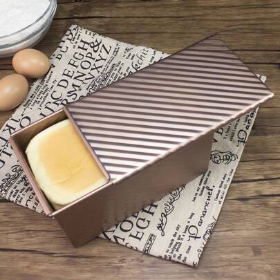 Khuôn nướng bánh mì tiêu chuẩn, màu đen/vàng, hình chữ nhật có vân. Nướng đều, dễ lấy bánh ra. Lý tưởng cho nhà bếp, tuyệt vời để nướng bánh mì vào cuối tuần và các ngày lễ.