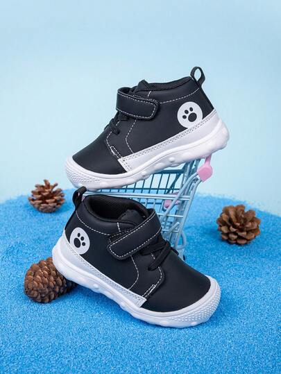 1双儿童低帮真皮运动鞋，黑白经典配色，可爱时尚，鞋底柔软舒适，适合宝宝娇嫩的脚型，休闲旅行皆宜，鞋头保护设计。