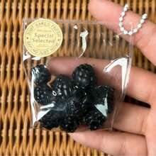 1个可挤压减压逼真蓝莓迷你水果袋，柔软Q弹草莓猕猴桃挤压娃娃，生日/圣诞礼物，收藏饰品，钥匙扣 - 彩色 - 查看 5